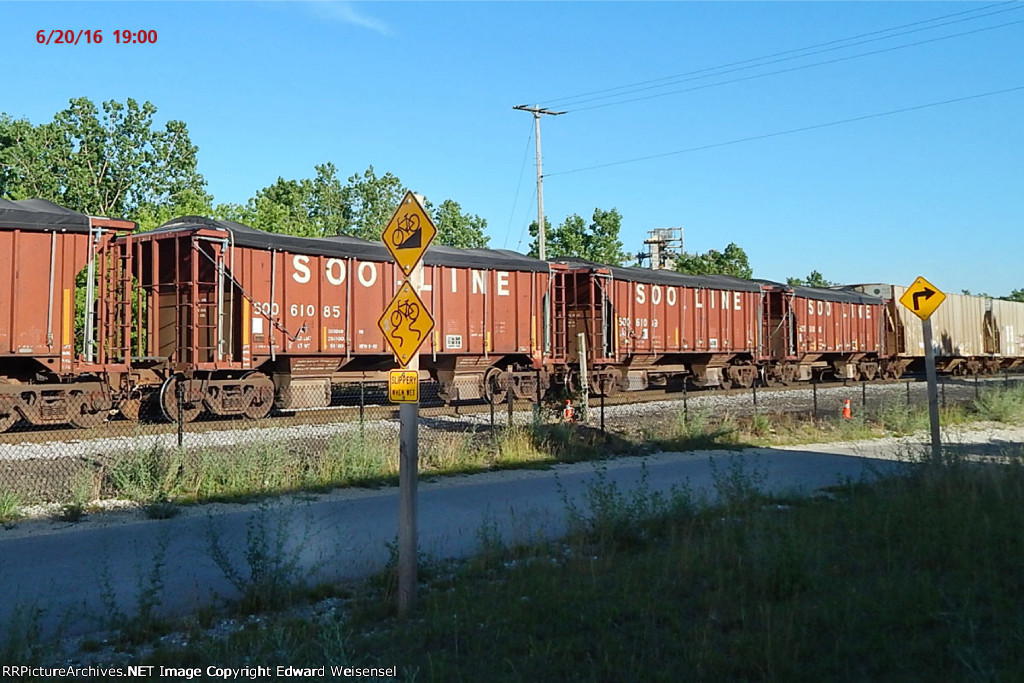 4 tarped ballast cars roll south to B'ville on 484 